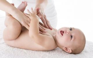 Развитие малыша: когда новорожденные начинают держать голову
