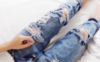 Как сделать рваные джинсы своими руками?